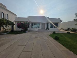 Luxury villa for rent in Jumeirah 2 Dubai with huge garden