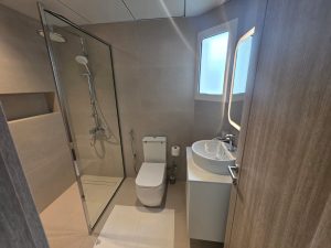 Modern bathroom in a villa for rent in Jumeirah 2 Dubai